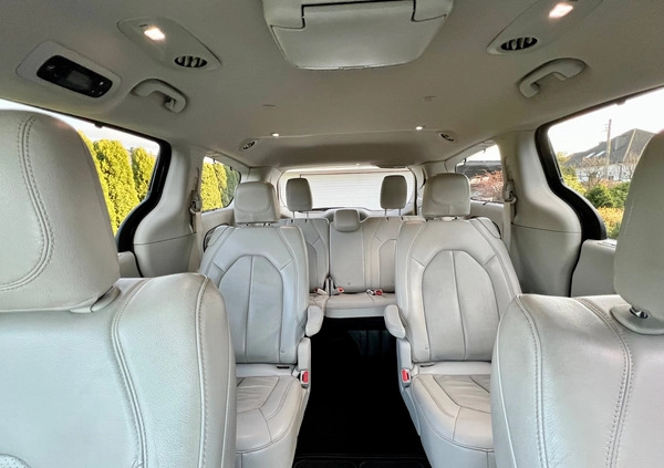 Chrysler Pacifica cena 86900 przebieg: 232231, rok produkcji 2018 z Czarne małe 781
